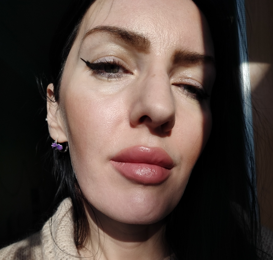 С помадой Iconic Kiss Lipstick