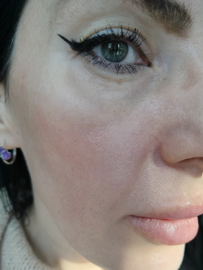 Нанесена только база под макияж Moonlight Glow Primer