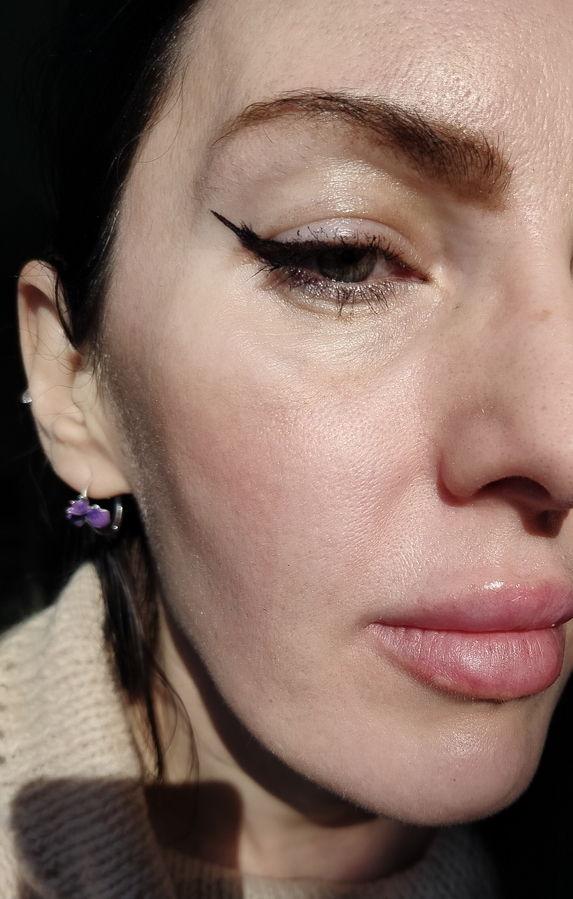 Нанесены Moonlight Glow Primer и пудра Subtle Setting Powder