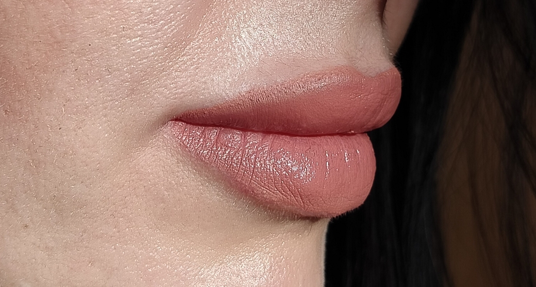 С карандашами Long Lasting Lip Pencil