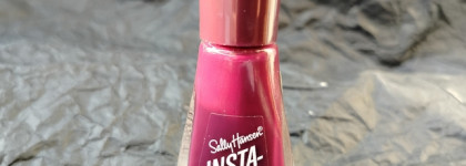 Cultist Robe Palette: готический маникюр с Sally Hansen Insta-Dri Extra Fast Drying Nail Polish #428 Zip Wine