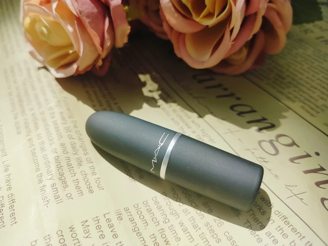Палитра месяца: матовая помада MAC Powder Kiss Lipstick в нюдовом оттенке 912 Sultry Move