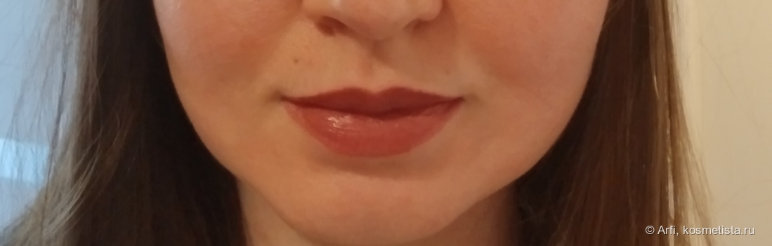 Накрашенные Stellary Hydrating Lipstick #08 Exotic Rose губы - желтый, теплый свет в помещении