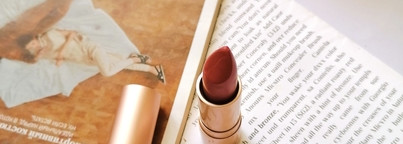 Матовая помада Uvinion в универсальном оттенке Sophie - российский знаменитый аналог оттенку Pillow Talk