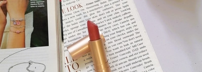 Матовая помада Uvinion в универсальном оттенке Sophie - российский знаменитый аналог оттенку Pillow Talk