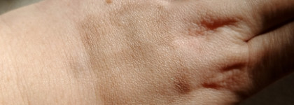 Бронзер Essence жидкий Baby Got Bronze liquid bronzer в оттенке №1 - спасибо, но нет