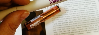 Две помады от Funky Monkey - разные текстуры, но одинаково нюдовый результат