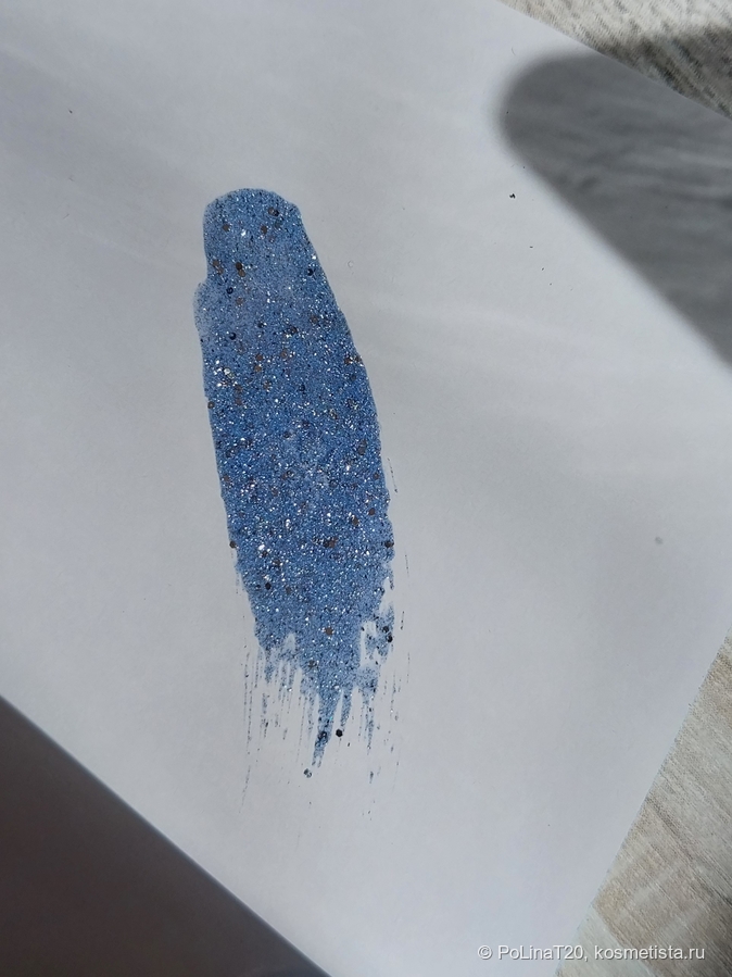 внешний вид лака для ногтей NailLOOK Real Sugar glitz, оттенок №31087 Oh This Blue! при солнечном освещении