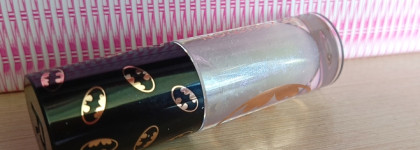 Batman X Makeup Revolution Vengeance Lip Gloss - блеск, сияющий миллионами частичек бриллиантов