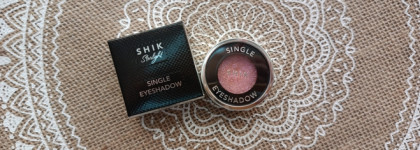 Новинки российской косметики 2023: оттенок из базовой коллекции Mimosa от Shik Single Eyeshadow