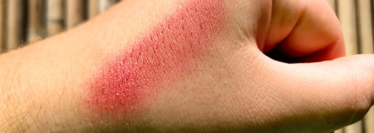 Новинка 2023: Revolution Pro Lustre Blusher в оттенке Cranberry