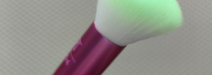 Пушистость: Real Techniques neon dream buffing brush № 204