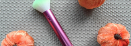 Пушистость: Real Techniques neon dream buffing brush № 204