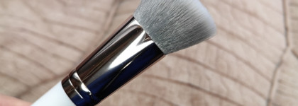 Пушистость: Essence Make Up Buffer Brush