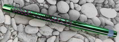 Фаворит года в категории "триохромный карандаш": Beauty Bomb Duochrome Eye Pencil Big Brother's Wathing You в оттенке 03