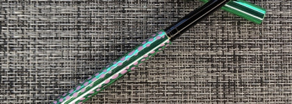 Фаворит года в категории "триохромный карандаш": Beauty Bomb Duochrome Eye Pencil Big Brother's Wathing You в оттенке 03