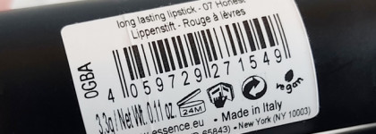 Немного готики от Essence. Стойкая кремовая помада longlasting lipstick в оттенках 05 Famous и 07 Honest