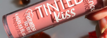 Бюджетный тинт для губ от Essence Hydrating lip tint в оттенке 03 Coral Colada