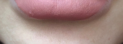 Стойкая помада от Essence 8 h Matte Liquid Lipstick в оттенке 04 Rosy nude