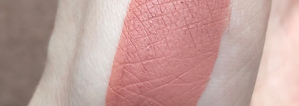 Стойкая помада от Essence 8 h Matte Liquid Lipstick в оттенке 04 Rosy nude