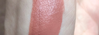 Стойкая помада от Essence 8 h Matte Liquid Lipstick в оттенке 04 Rosy nude