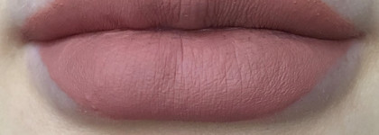 Стойкая помада от Essence 8 h Matte Liquid Lipstick в оттенке 04 Rosy nude