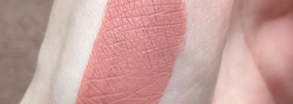 Стойкая помада от Essence 8 h Matte Liquid Lipstick в оттенке 04 Rosy nude