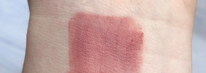 Эффект мягкого фокуса с помадой Divage Matte Cloud liquid lipstick в оттенке 02 Rose shadow