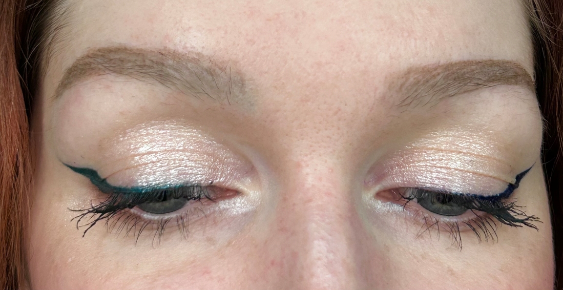 Слева eyeliner 03 green, справа 04 blue.