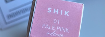 Сочные губы с увлажняющим блеском для губ от Shik Lip Gloss Care 01 Pale Pink молочно-розовый