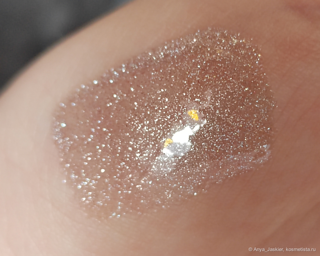 отражает желтые огоньки гирлянды