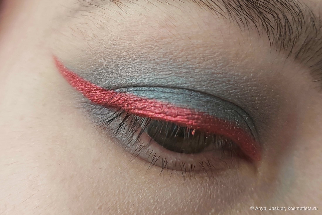 на ресницах остался пигмент после того, как кусочек карандаша отвалился