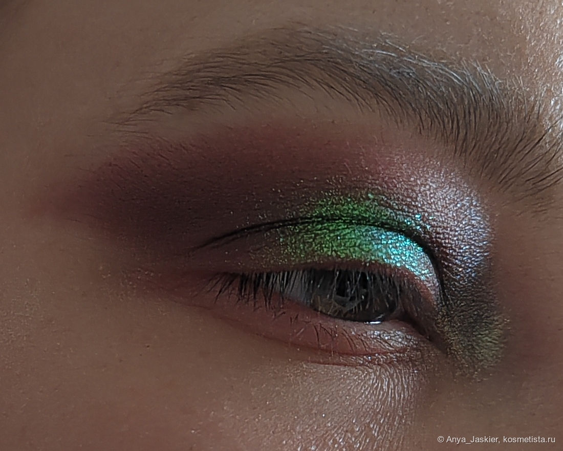 в тени в глубине комнаты