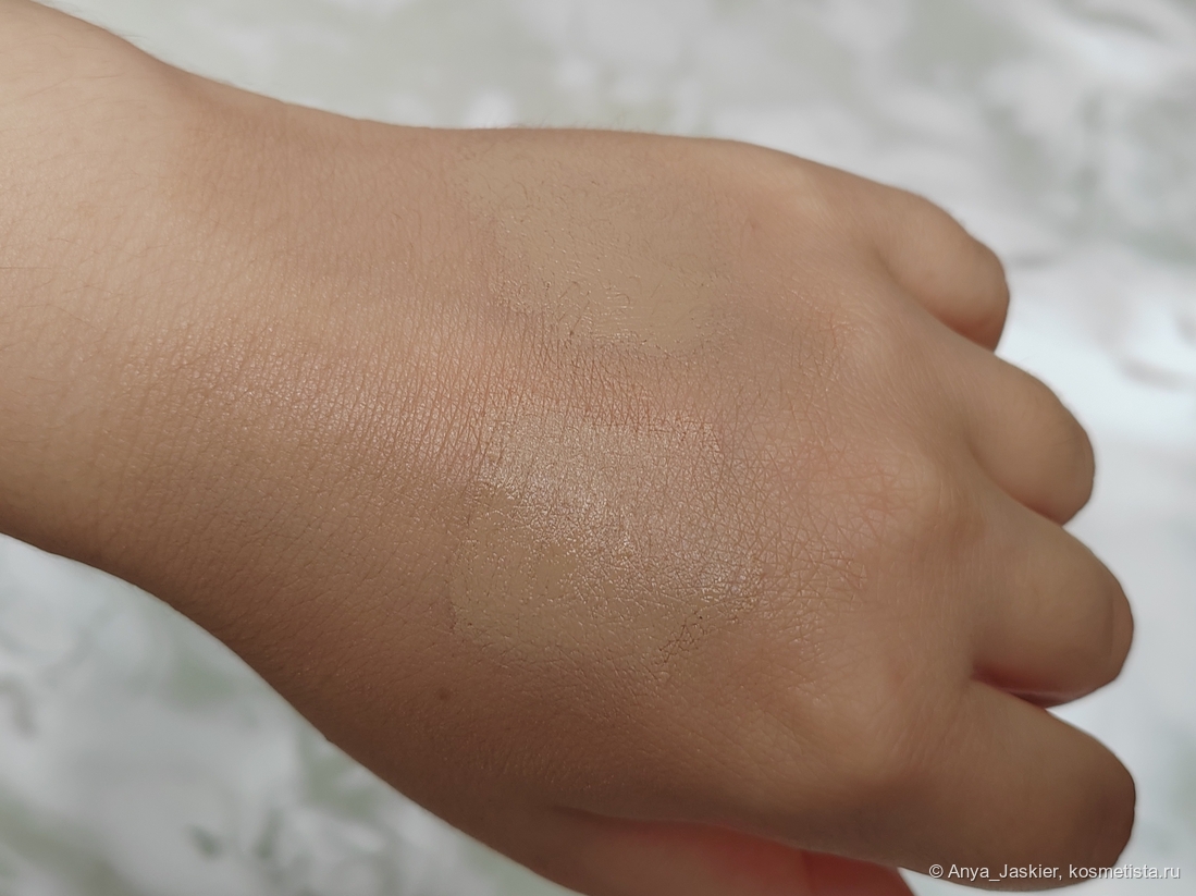 сверху Mattifying Veil, снизу Silky Radiance