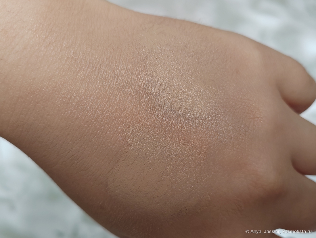 сверху Mattifying Veil, снизу Silky Radiance