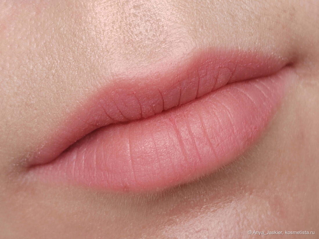 дневной свет, солнечный день. помада нанесена тонким слоем