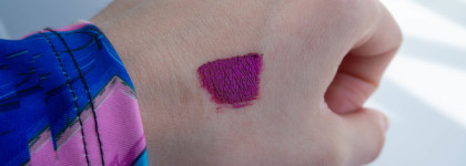 Стойкая помада для зимних праздников и застолий: погремушка-хамелеон Beauty bomb Time conspiracy