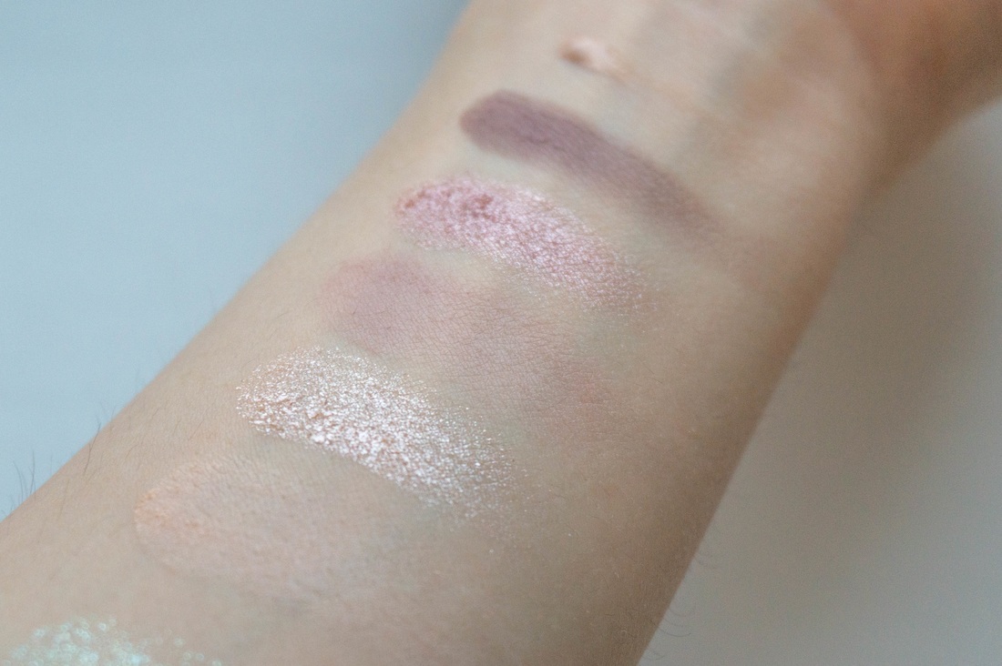 Снизу вверх: Палетка теней Influence Beauty Color Algorithm Eyeshadow Mini-Palette 073, База под тени Wet N Wild Megalast Eyeshadow Primer