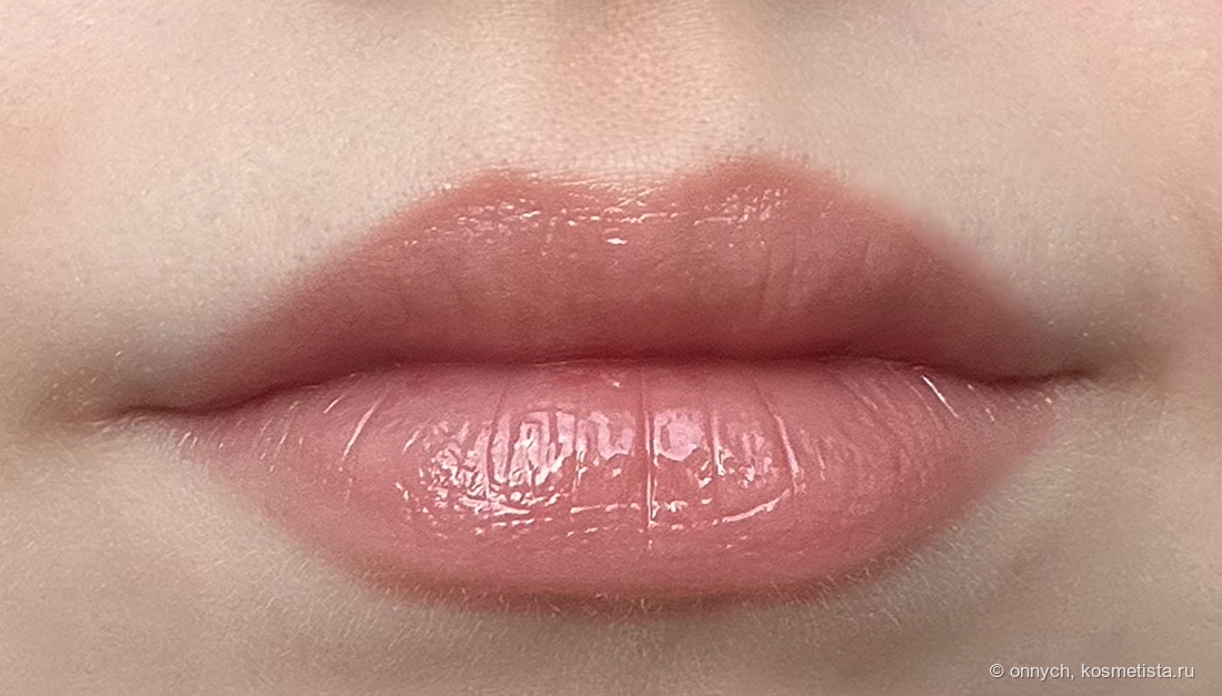 Губы с Clarins Natural Lip Perfector 06 в дневном освещении