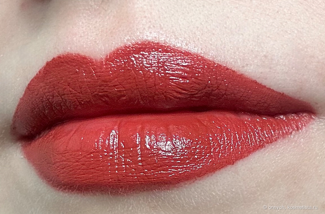 Фото с Shiseido VisionAiry Gel Lipstick 223 Shizuka Red на губах в холодном электрическом свете без карандаша (сразу после нанесения)