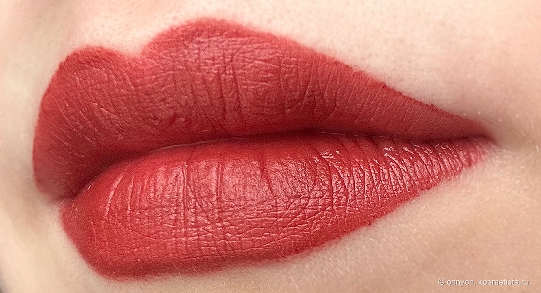 Фото с Shiseido VisionAiry Gel Lipstick 223 Shizuka Red на губах в естественном освещении без карандаша (помада схватилась)