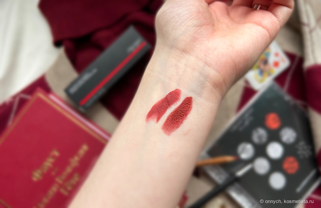 Свотчи: слева – Shiseido VisionAiry Gel Lipstick 223 Shizuka Red, справа – Kiko Milano Hydra Shiny Lip Stylo 07 Brown