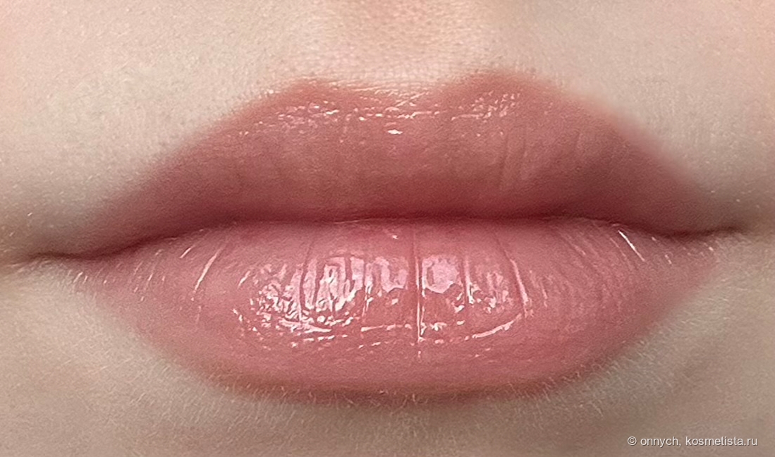 Губы с Clarins Natural Lip Perfector 06 в дневном свете