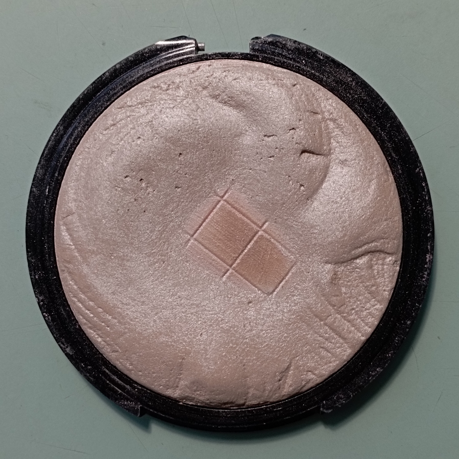 Lamel HD highlighting powder.
