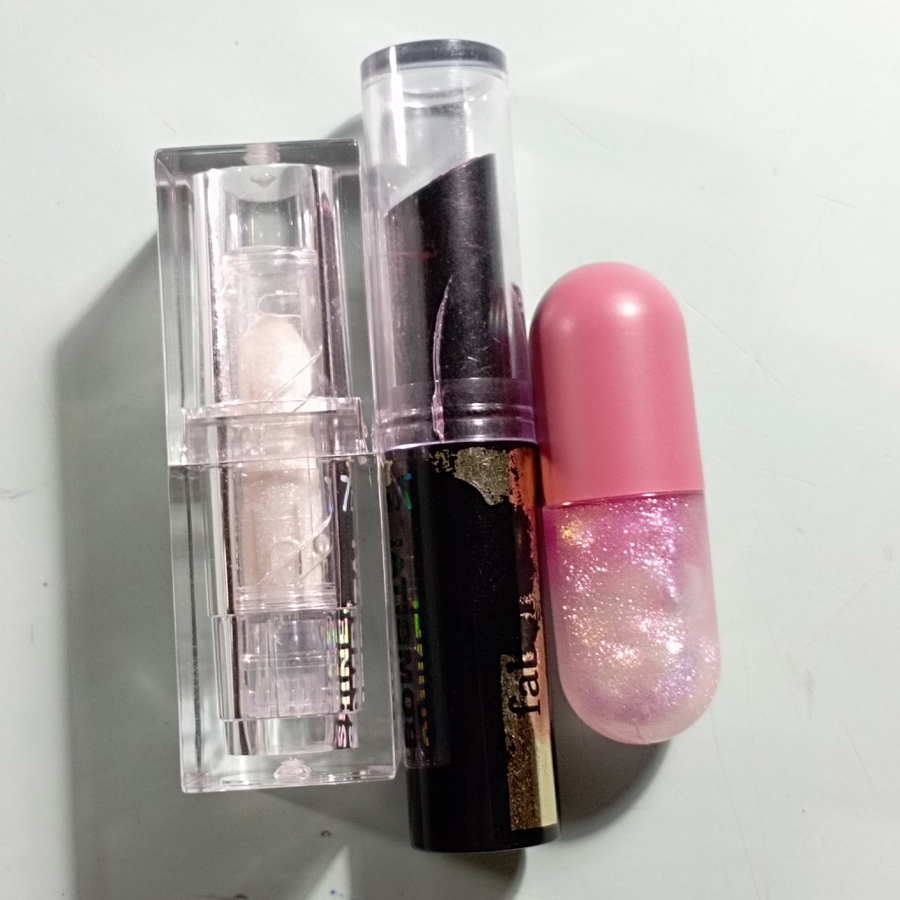 Слева направо: 7days shine bombita, Faberlic красная помада, блеск для губ fit colors