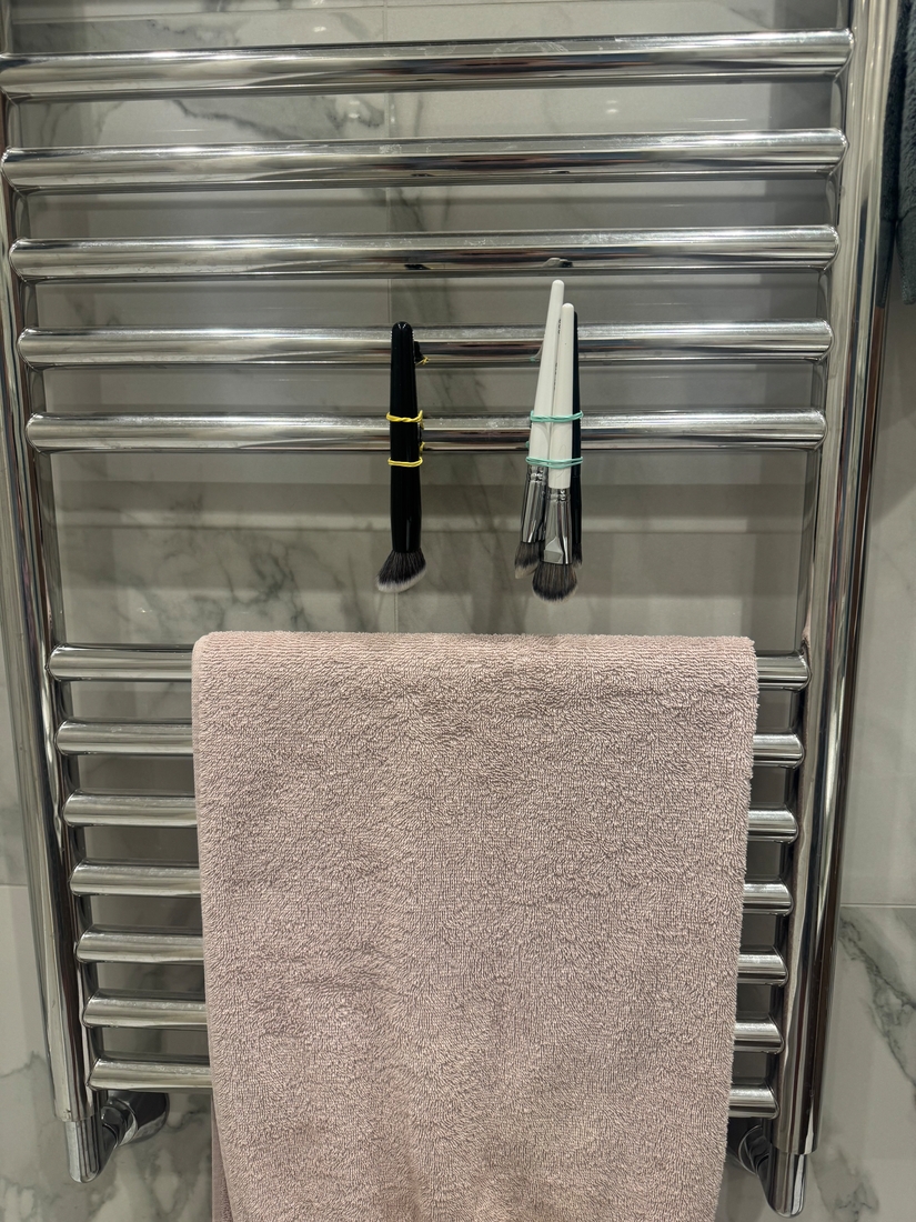 Сушка кистей на полотенцесушителе.