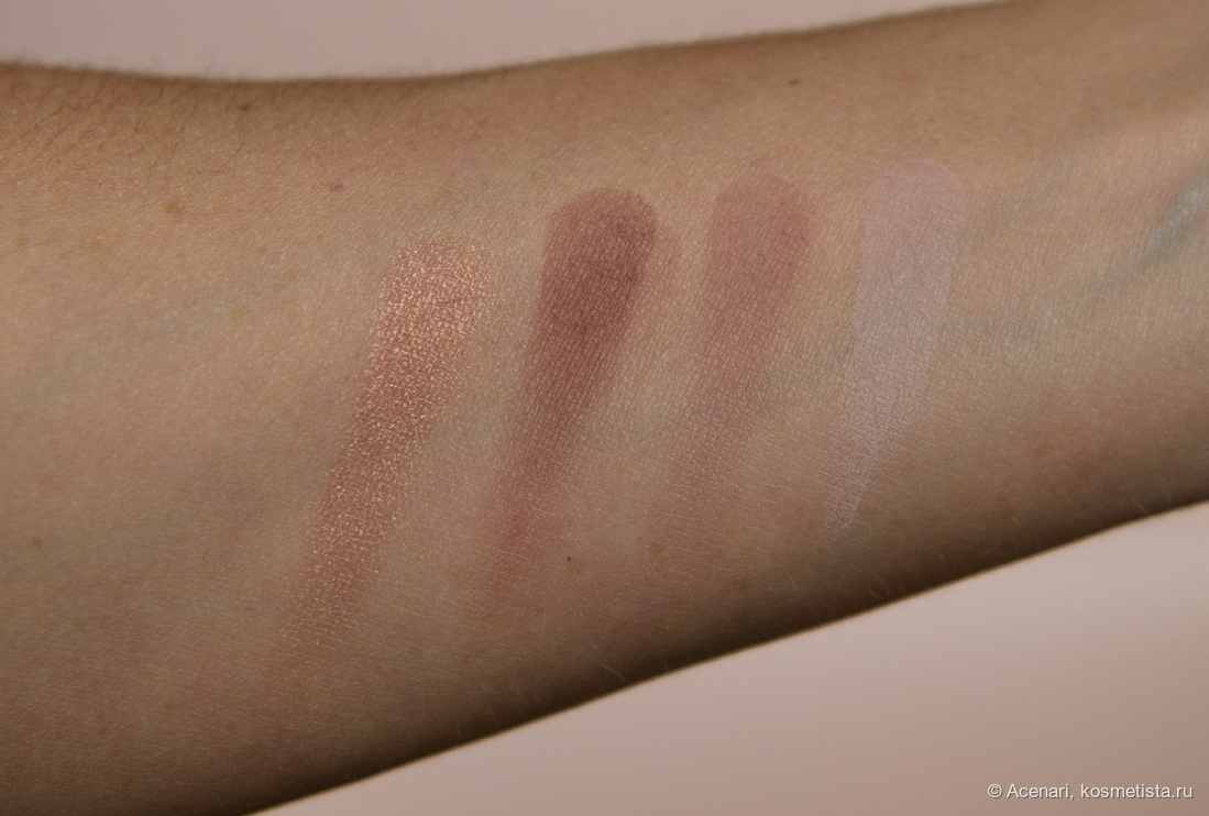 Свотчи на руке (естественное освещение, в глубине комнаты)