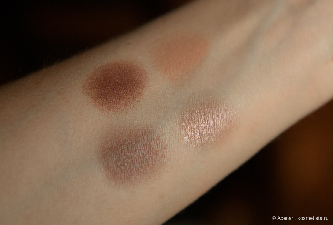 Свотчи кистью на руке без базы. Естественное освещение.