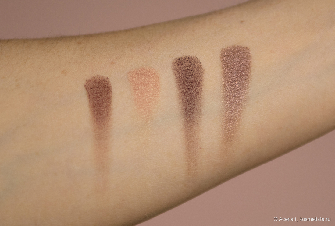 Свотчи на руке без базы, сделаны пальцем. Естественное освещение, у окна.