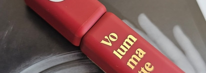 Зачем я это купила! Vivienne Sabo Volummatte Matte Plumping Lipstick в оттенке 05 Jalousie Cerise